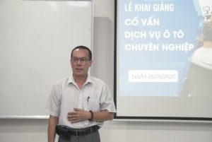 Giảng viên và trợ giảng hỗ trợ